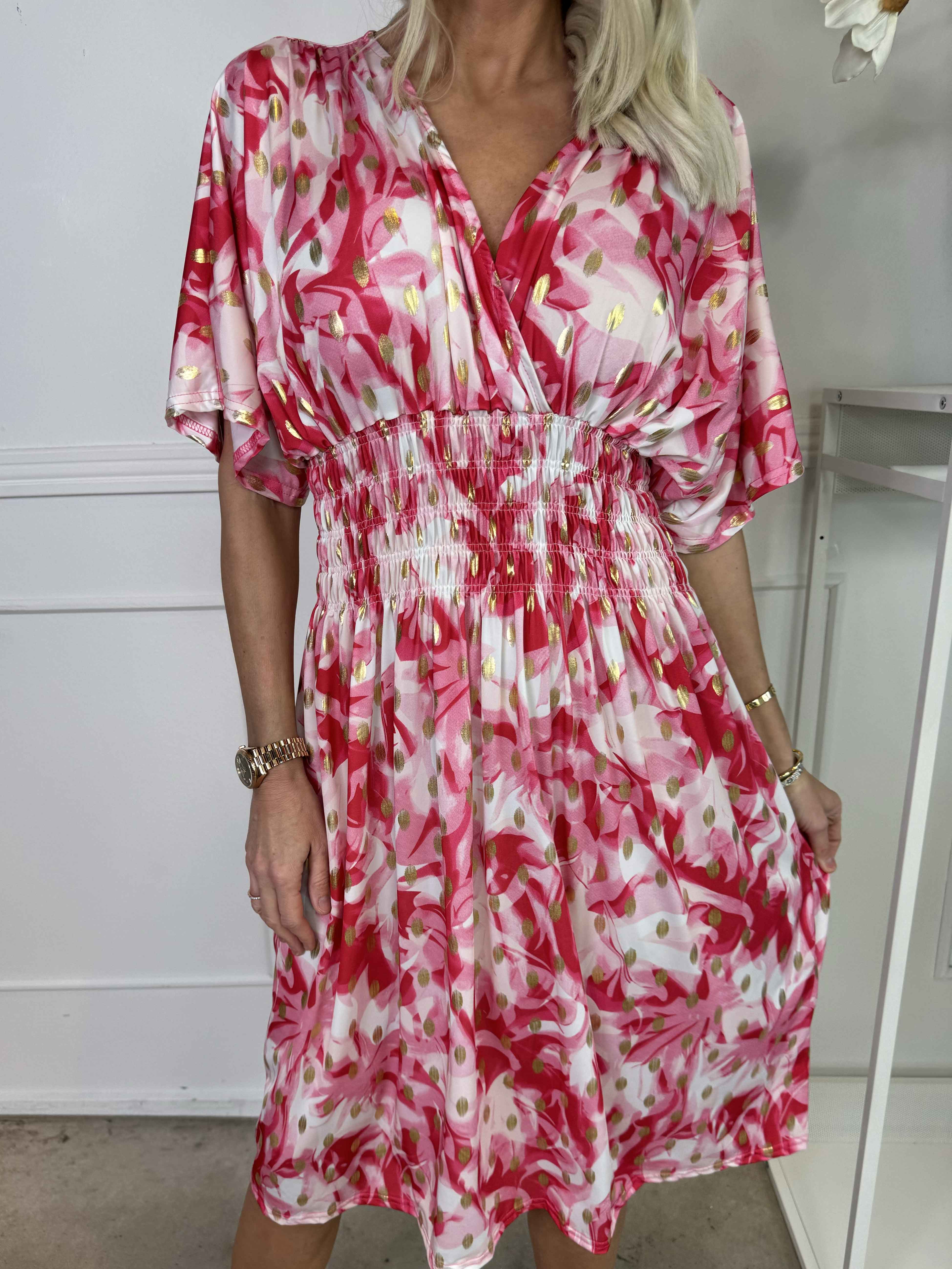 Pams Vacay Short - Mönstrad elastisk klänning med smock i midjan